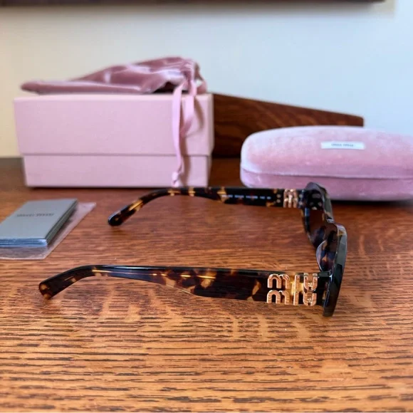 Miu Miu 06ZS Sunglasses with Pink Velvet Case - 100% Authentic - Picture 3 of 7